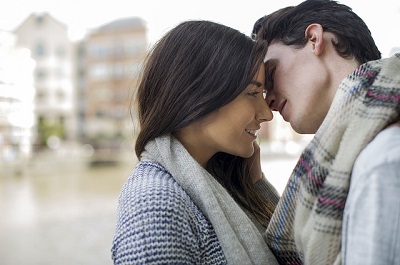 Langzeit-Singles erobern - so gelingt es Ihnen. Auf diesem Bild küssen sich zwei Menschen.