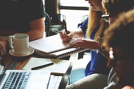 Büroflirt: Liebe am Arbeitsplatz