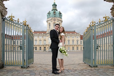 In Oesterreich gibt es mehr Heiraten und weniger Scheidungen. Hier sieht man ein Hochzeits-Paar vor einem Schloss.