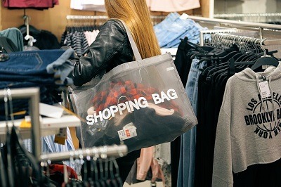 Parship.at hat das Shoppingverhalten von Singles und Paaren untersucht, denn bald ist Sommerschlussverkauf
