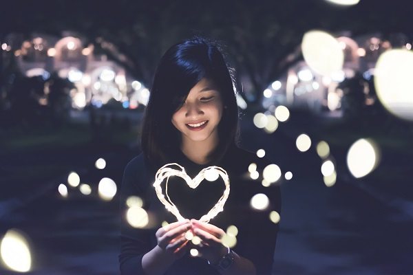 Den Tag der Komplimente für das Online-Dating und erste Date nutzen